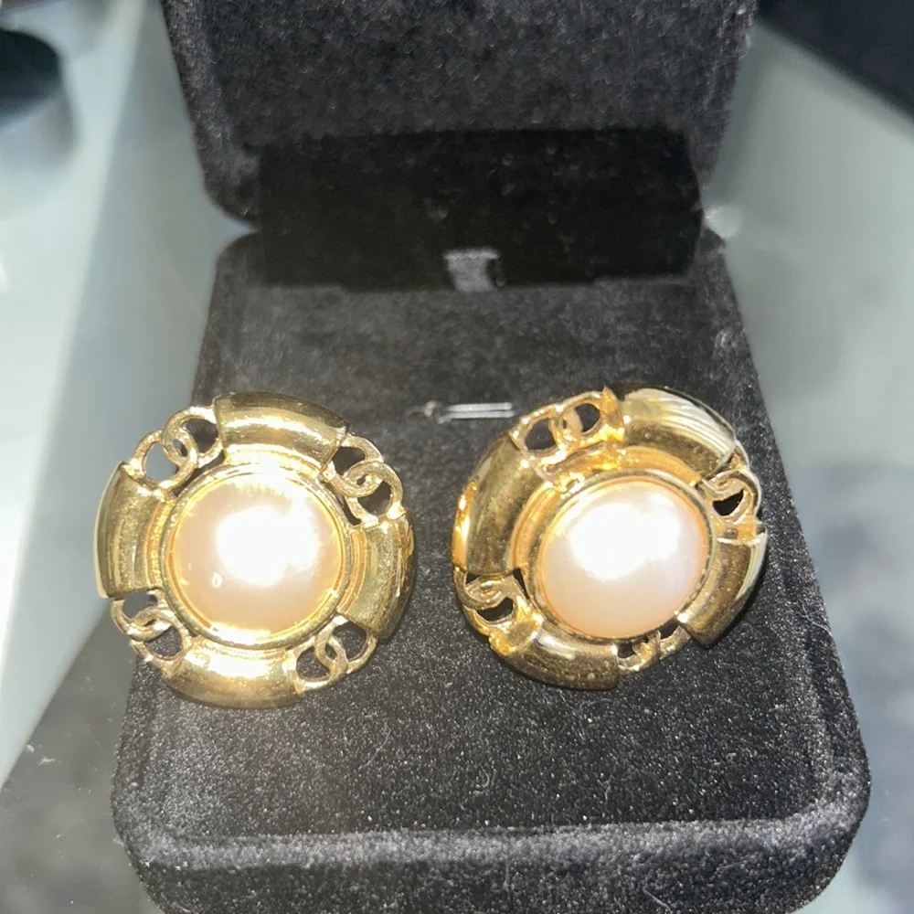 CHANEL clip vintage